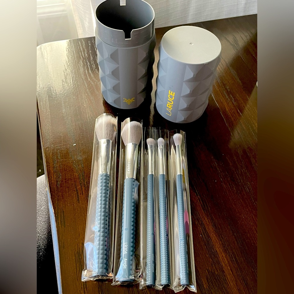 LARUCE Beauty The Christine Set (5 brushes). NIB.
